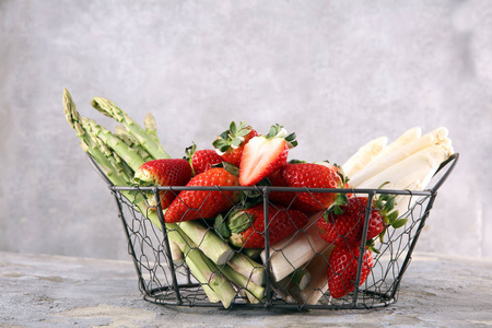 白色和绿色的新鲜芦笋和一串健康的草莓