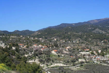 塞浦路斯特洛多斯山区阳光明媚的春天，绿谷全景