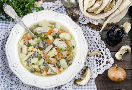 碗里有蘑菇和蔬菜的热汤