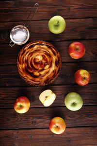苹果馅饼。 美味的传统节日苹果派，甜烤甜点食物，肉桂和苹果在桌子上甜点