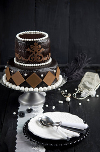 带椰子和巧克力慕斯的巧克力蛋糕