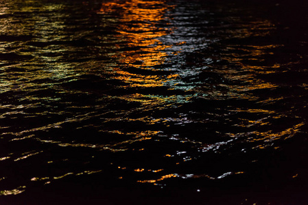 水面上的涟漪. 晚上的时间. 夜晚的海景. 水的质地. 美丽的倒影.