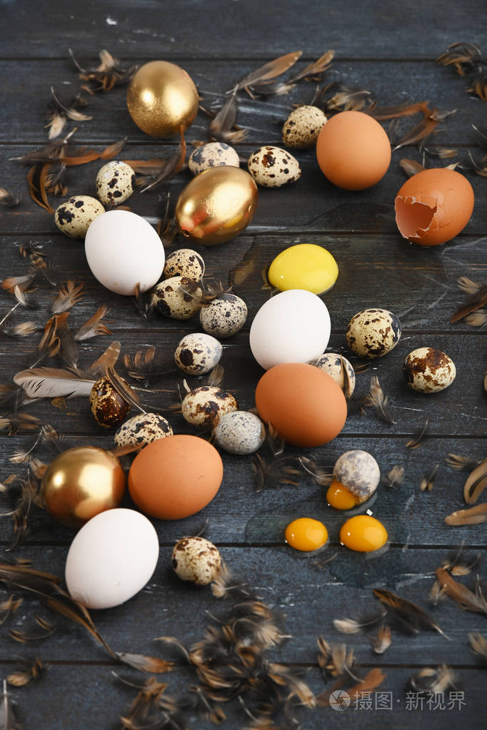 木制表面上的不同尺寸的鹌鹑和鸡蛋