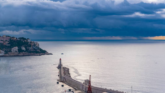 海港和灯塔暴风雨的好鸟瞰图