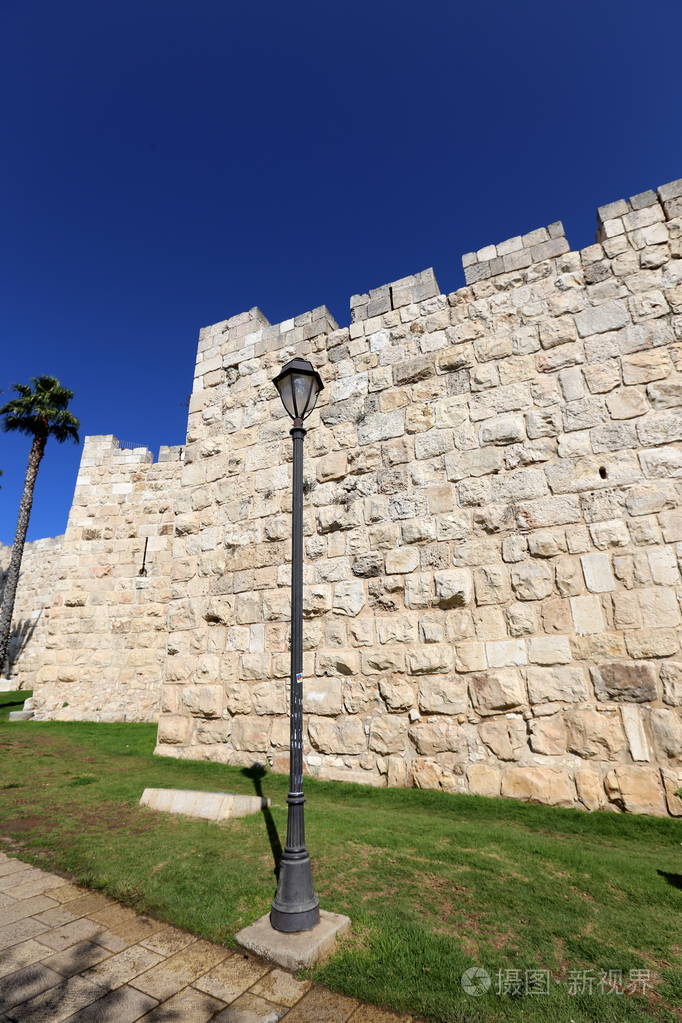 由石头和混凝土制成的古代堡垒墙