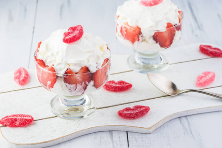 美味的甜点与新鲜草莓装饰糖唇糖果情人节。