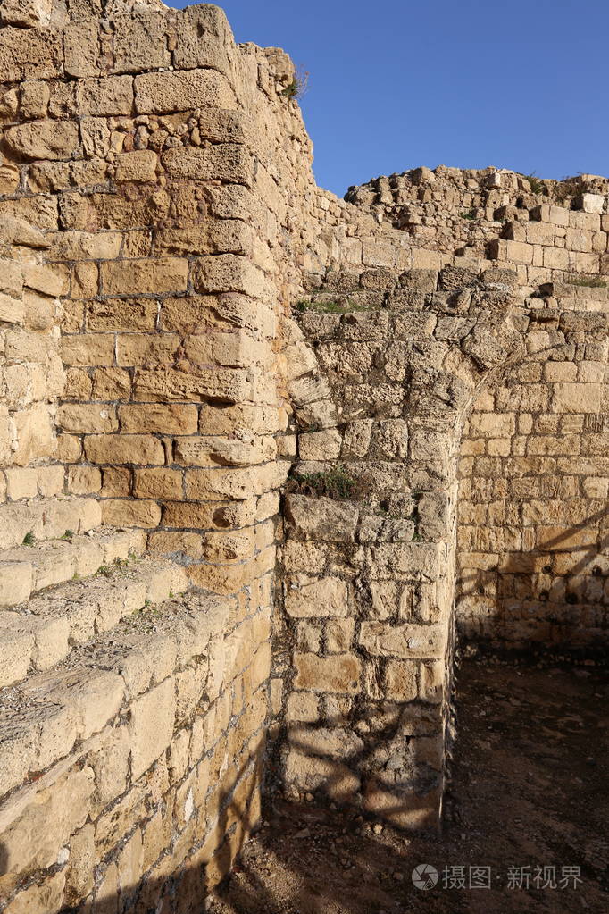 由石头和混凝土制成的古代堡垒墙