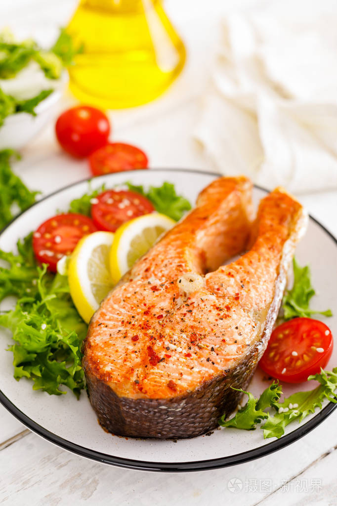 鲑鱼鱼排烤和新鲜蔬菜沙拉与番茄和生菜健康的食物顶部视图