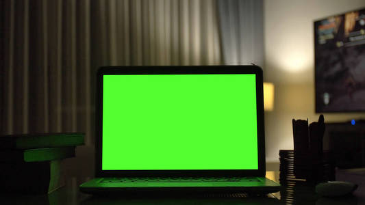 特写镜头笔记本电脑与绿色屏幕室内更换模糊背景
