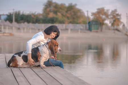 贝塞特猎犬和主人一起在河边玩一天，享受有趣的形象