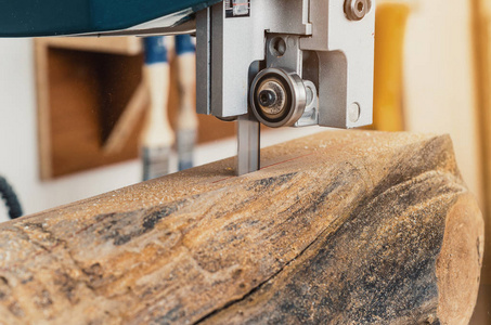 乐队看到机器在木板上切割原木. 木工木制品照片