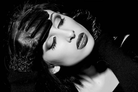 有化妆脸的感性女人.长黑发的女人.美丽的女孩与魅力的外观.