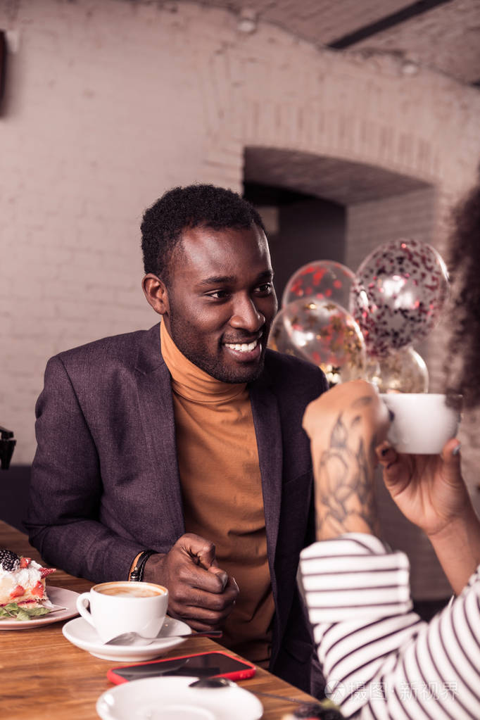 快乐快乐的男人看着他的妹妹