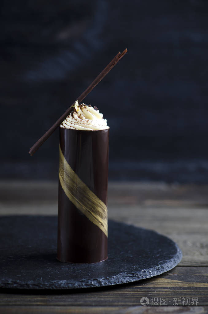 奶油提拉米苏甜点在黑色背景