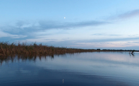 晚上在大角湖上。 俄罗斯西伯利亚地区