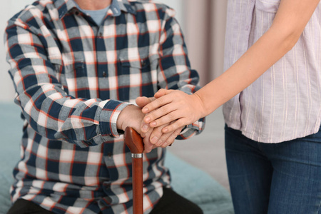 护工搀扶老人行走特写图片