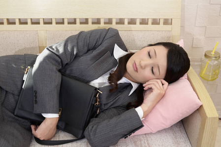 疲惫的商务女性睡在沙发上