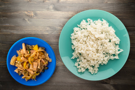 盘子里的白米饭。 米饭在木制背景的顶部视图。