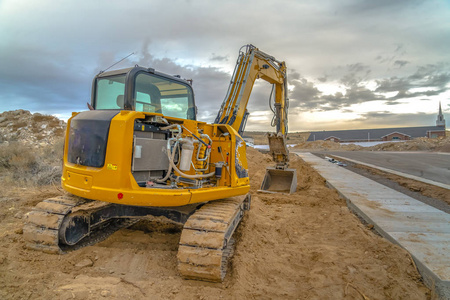 犹他州建筑区教堂附近的挖掘机照片 正版商用图片186pus 摄图新视界