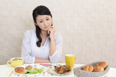 在餐前没有胃口的女人的肖像。