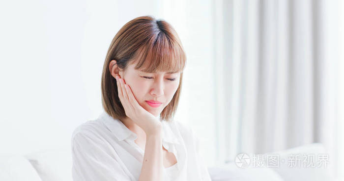 不幸的女人感到牙齿疼痛