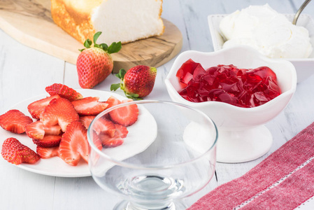 用草莓果冻天使食品面包新鲜草莓和鲜奶油成分来做美味的假日甜点。