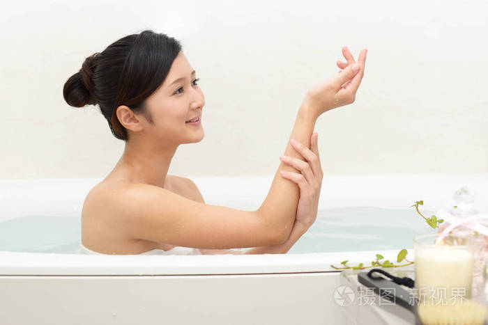 美丽的年轻女子正在洗澡