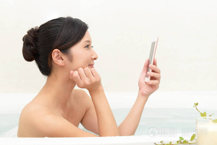 美丽的年轻女子正在洗澡照片-正版商用图片18740r-摄图新视界