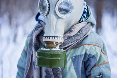 一个戴着化学攻击防毒面具的小孩的肖像.防化口罩照片