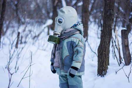 化学武器. 一个戴着防毒面具的小孩子受到化学攻击. 防化口罩照片