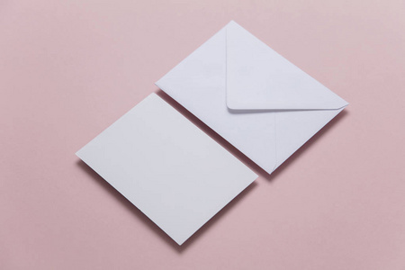 空白白卡纸信封模板模拟在黄色背景上用卡夫的信封模拟信件或明信片c4