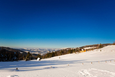 美丽的全景拍摄于波兰山贝斯基迪在途中赖西安卡在雪冬。徒步旅行时的风景。