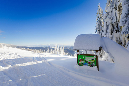 美丽的全景拍摄于波兰山贝斯基迪在途中赖西安卡在雪冬。徒步旅行时的风景。
