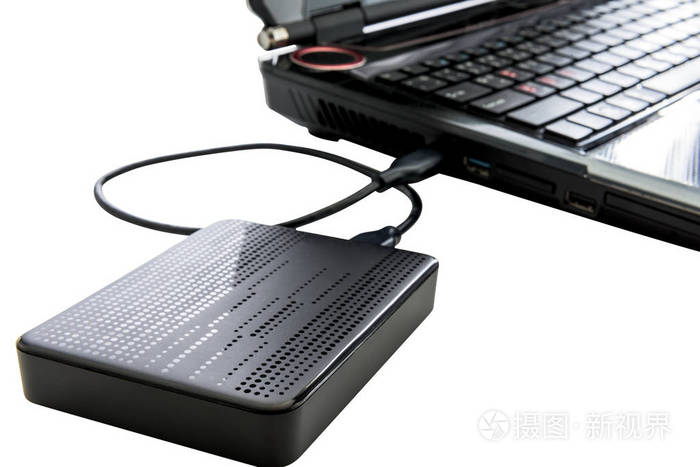 外部硬盘驱动器连接白色背景笔记本电脑与裁剪路径