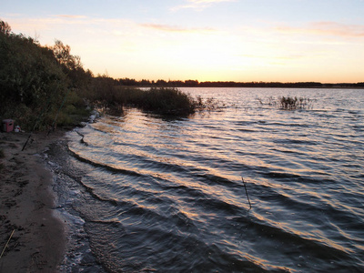 俄罗斯欧姆斯克地区一个湖泊上空的日出