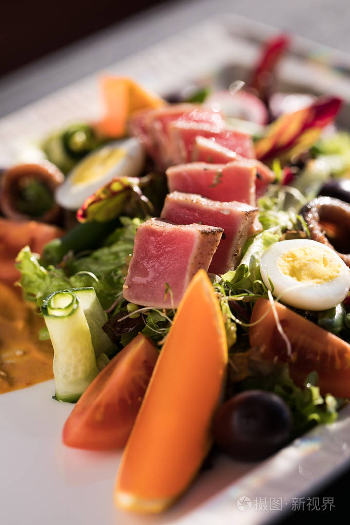 餐厅菜肴.盘子里有美丽美味的食物