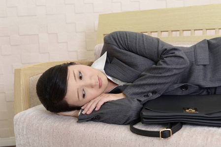 亚洲商界女性感到疲惫和压力