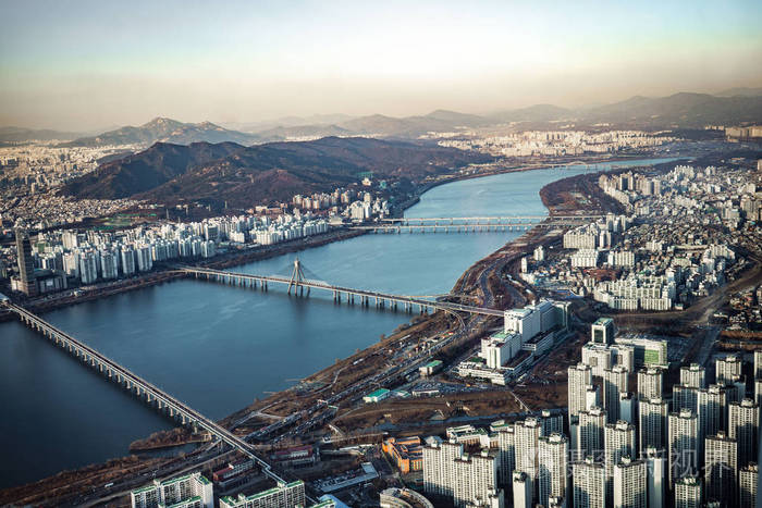 在贾姆西勒的鸟景乐天塔.首尔的看法与河流和山脉.