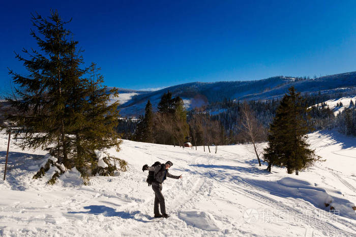美丽的全景,年轻的游客长途跋涉,在波兰山,贝斯基迪,在路上的赖西安卡