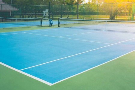 公共公园空旷的室外蓝色网球硬场..选择性重点