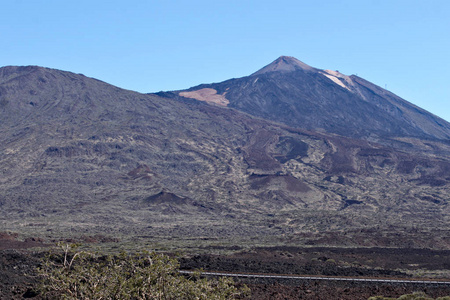 蒂德山是加那利群岛特内里夫的一座火山。 它的3718米峰顶是西班牙的最高点，也是大西洋群岛海拔最高的点。 与蒂德国家公园一起被命