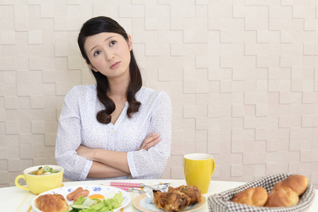 在餐前没有胃口的女人的肖像。