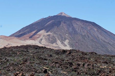 蒂德山是加那利群岛特内里夫的一座火山。 它的3718米峰顶是西班牙的最高点，也是大西洋群岛海拔最高的点。 与蒂德国家公园一起被命