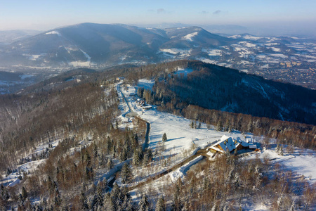 西里西亚贝斯克山脉的冬季风景。 从罗尼卡乌斯特龙的视野。 从上面看。 用无人机拍摄的景观照片。 波兰欧洲。