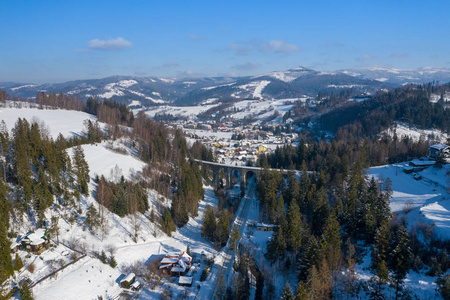 西里西亚贝斯克山脉的冬季风景。 从上面看。 用无人机拍摄的景观照片。 波兰欧洲。