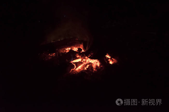 在黑暗中燃烧篝火的细节