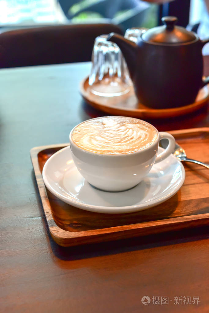 在木制背景的白色杯子里喝杯咖啡照片-正版商用图片1879ym-摄图新