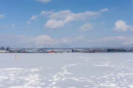 日本北海道道路上积雪的美丽冬季景观