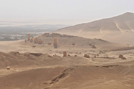 陵墓塔的山谷。 沙漠上帕尔米拉古城遗址