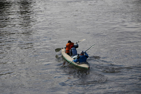 漂流在河上。 游客在森林河里游泳，在独木舟上洪水。 在春天森林的高水上皮划艇。